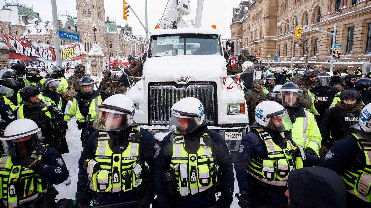 Policie v Ottawě zasahuje proti demonstrantům. Desítky kamionů opustily město